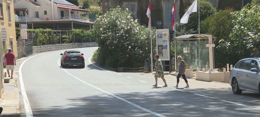 Trsteno bez 'zebre': Građani je sami nacrtali, a Hrvatske ceste uklonile