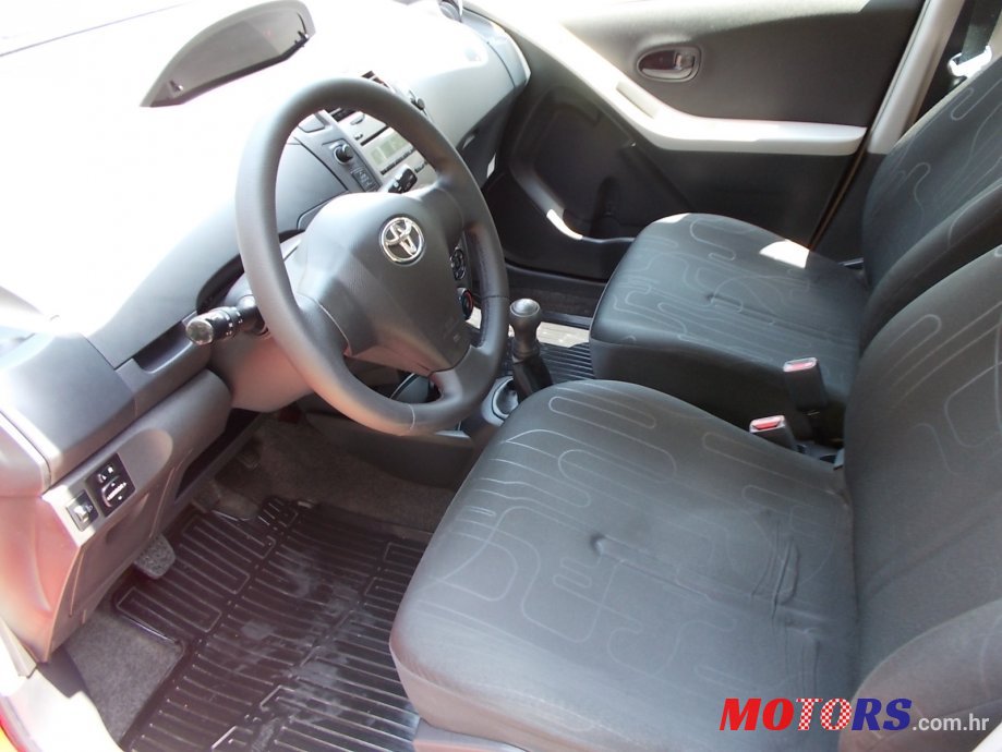 2010' Toyota Yaris photo #3