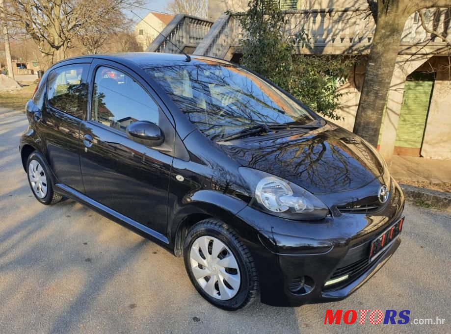 2013' Toyota Aygo photo #2