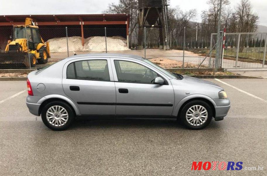 2004' Opel Astra 1.4-16V photo #1
