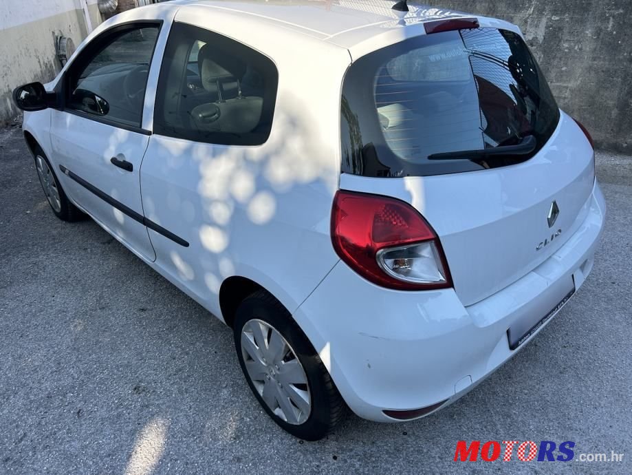 2010' Renault Clio photo #5