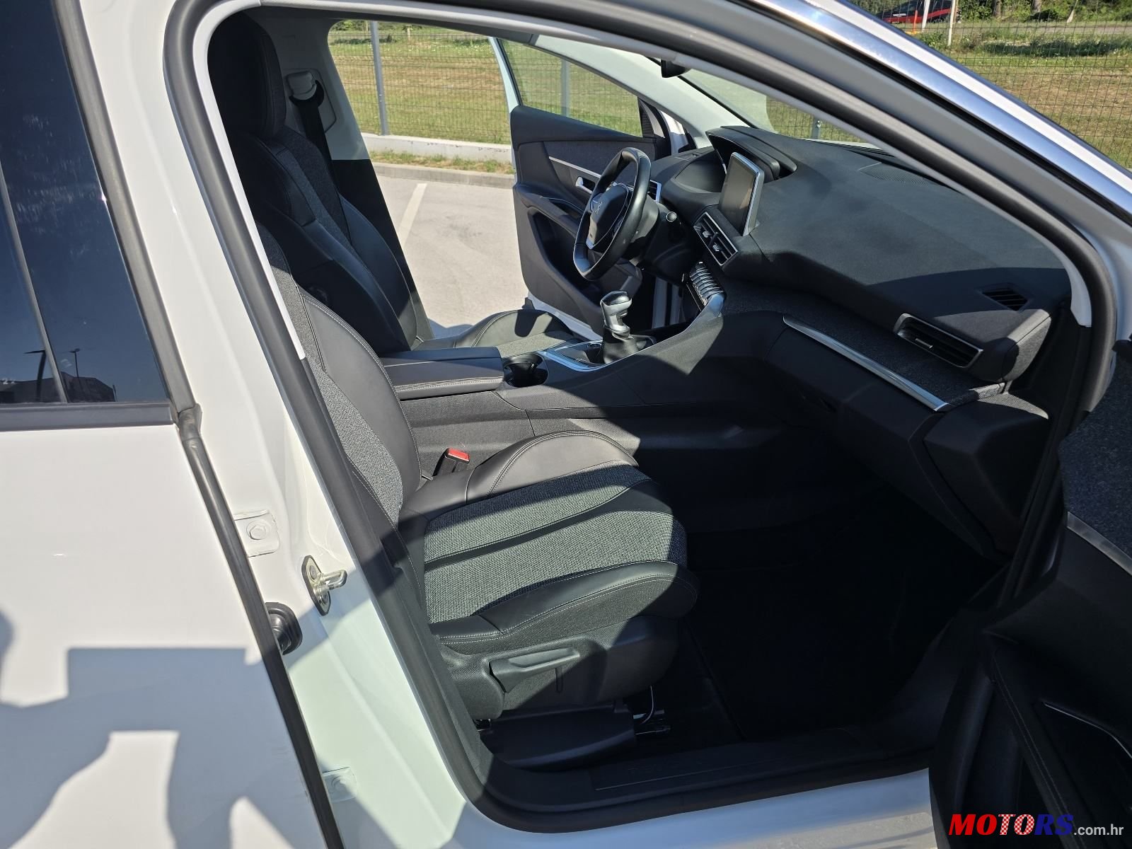 2018' Peugeot 3008 1,2 photo #5