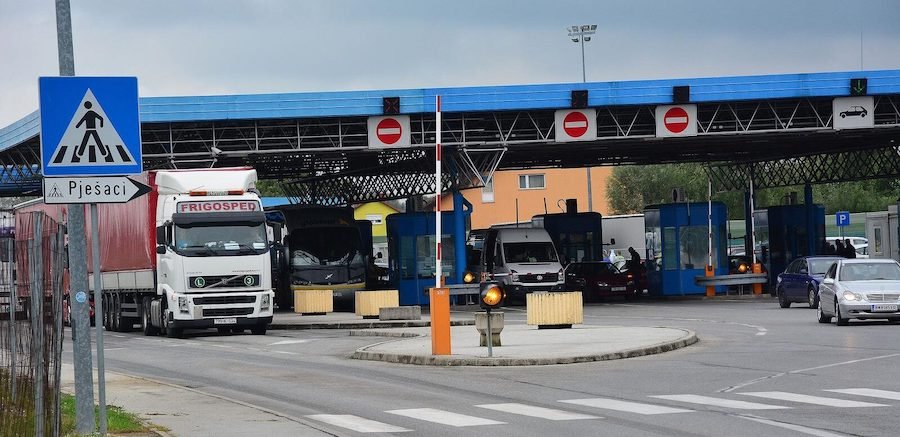 Hrvatska s granice vratila 875 vozača kamiona iz BiH: “Na koljenima smo”