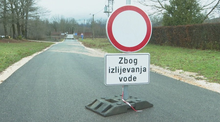 Kiša kod Splita presjekla općinu Muć na dva dijela, reagirale hitne službe