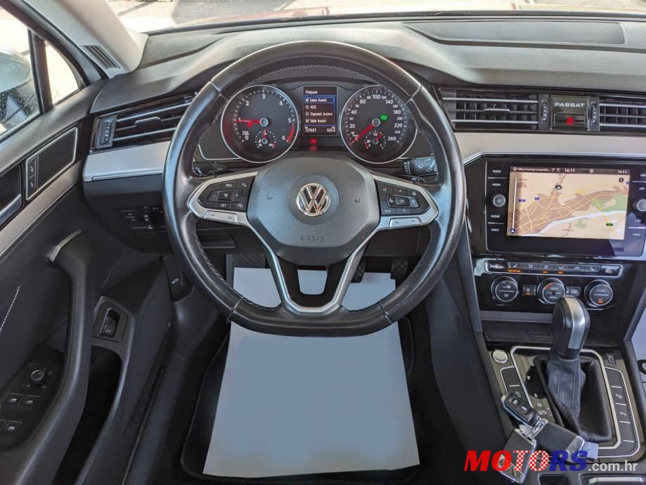 2020' Volkswagen Passat Variant photo #3