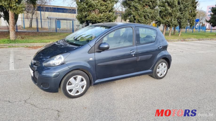 2012' Toyota Aygo photo #2