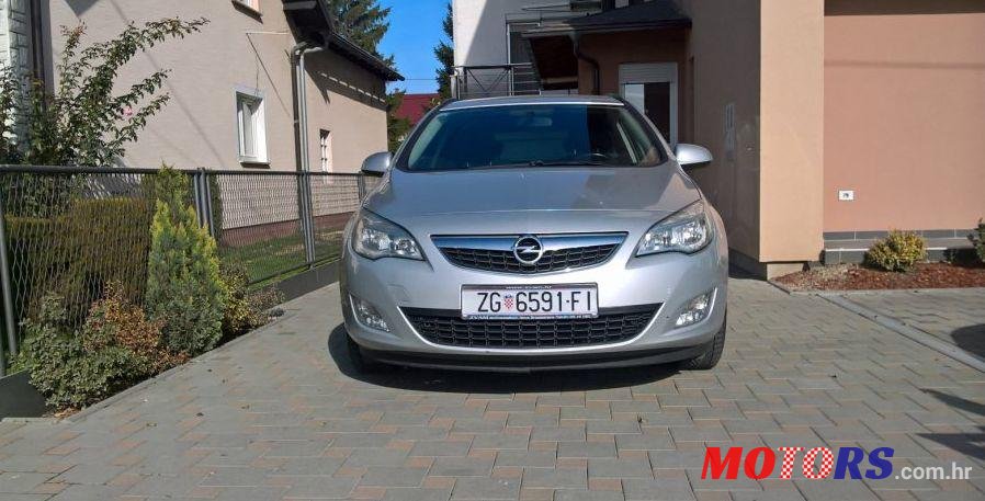 2011' Opel Astra Karavan photo #1