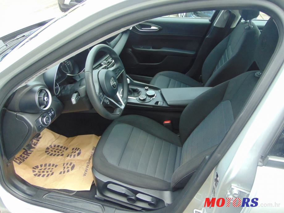 2016' Alfa Romeo Giulia photo #6