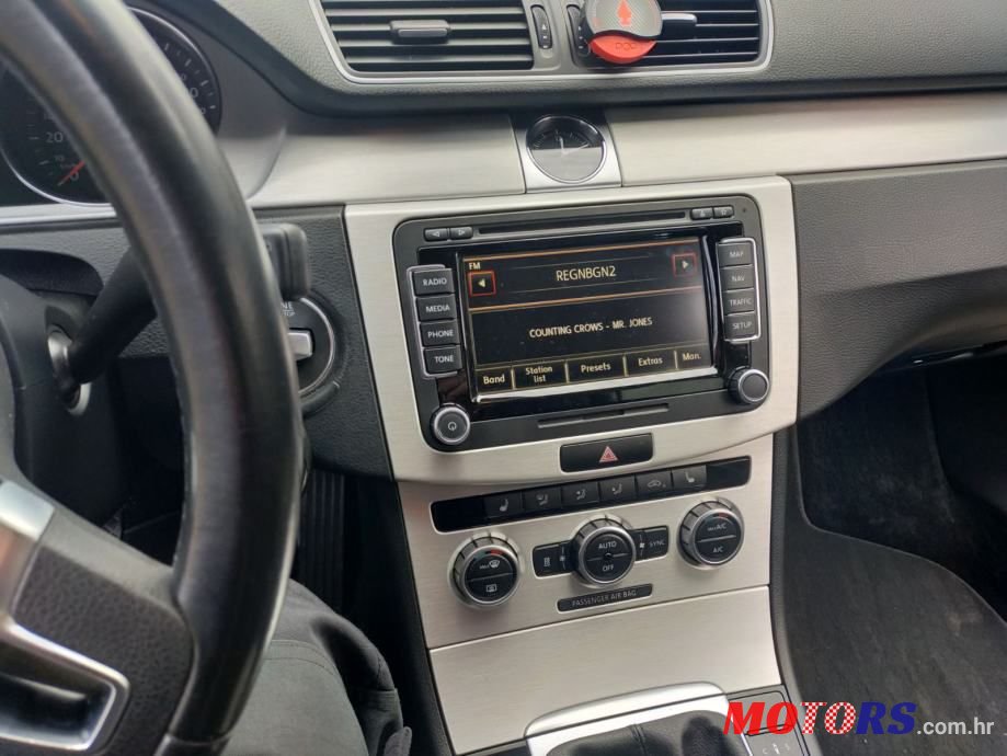 2013' Volkswagen Passat Variant photo #2