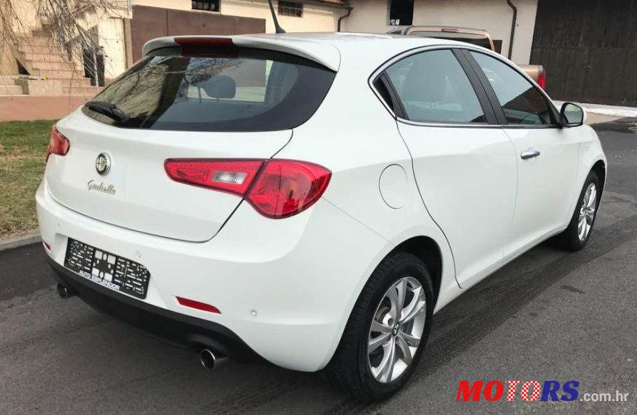 2013' Alfa Romeo Giulietta photo #2