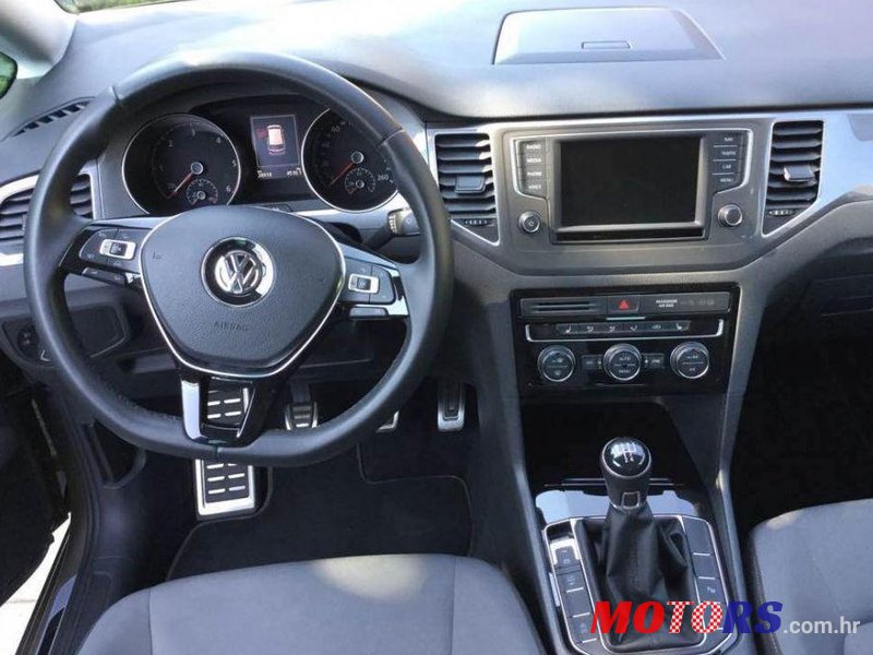 2016' Volkswagen Golf Sportsvan photo #1
