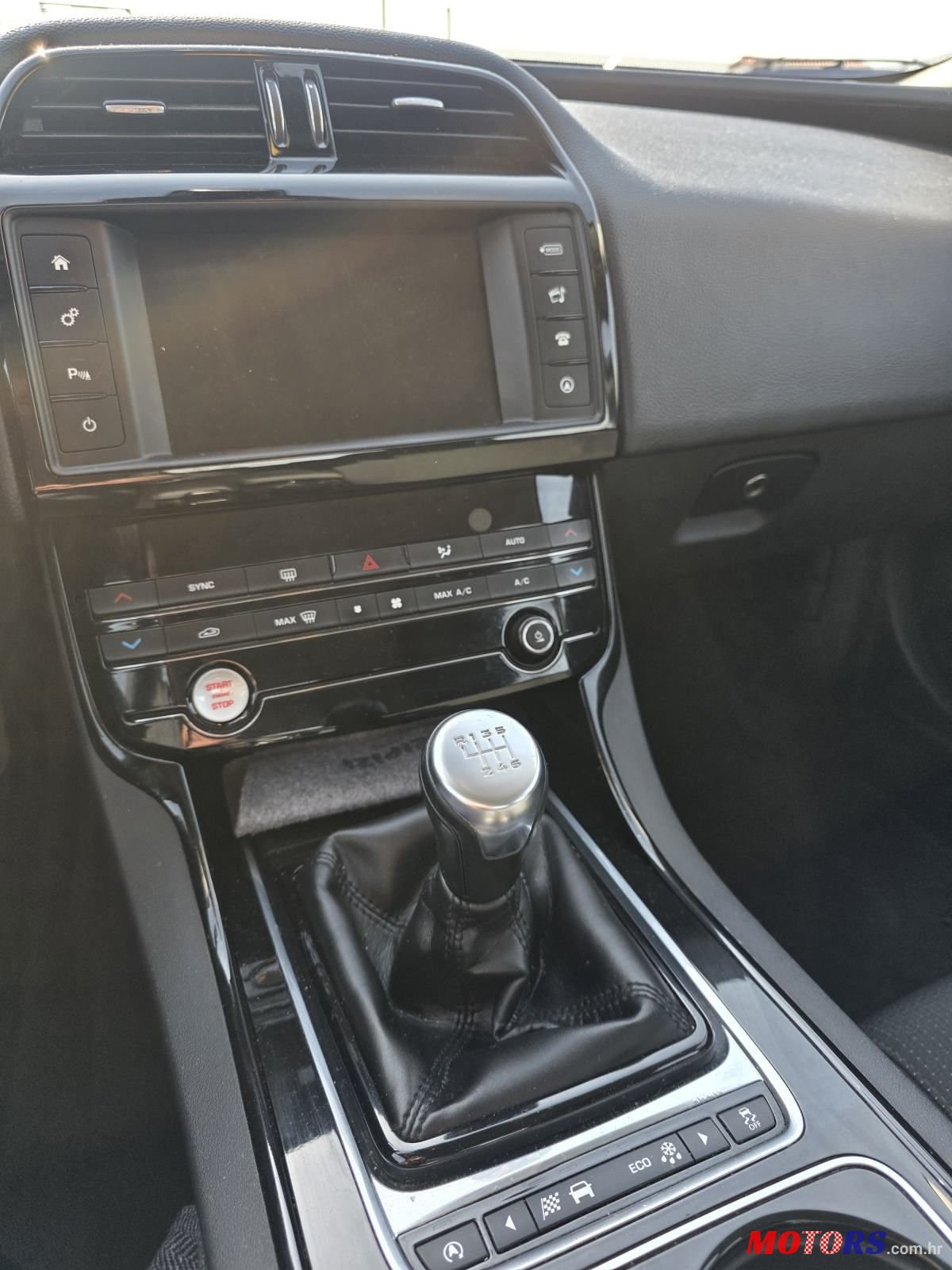 2017' Jaguar XE 2.0 D photo #4