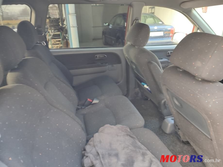 2003' Hyundai Trajet photo #2