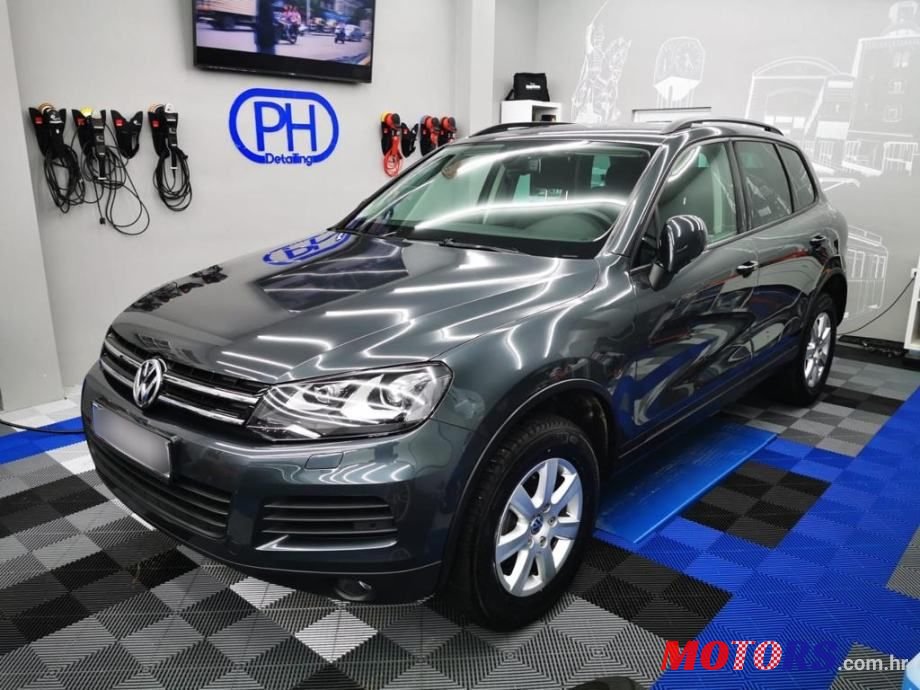 2013' Volkswagen Touareg photo #1