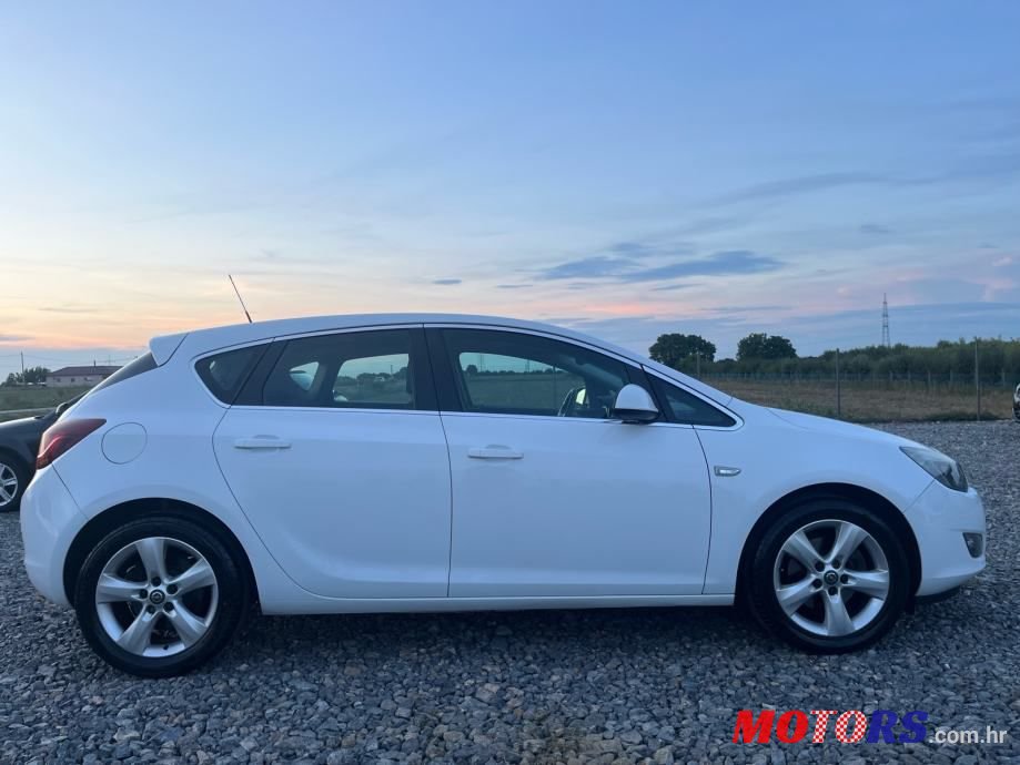 2010' Opel Astra photo #2