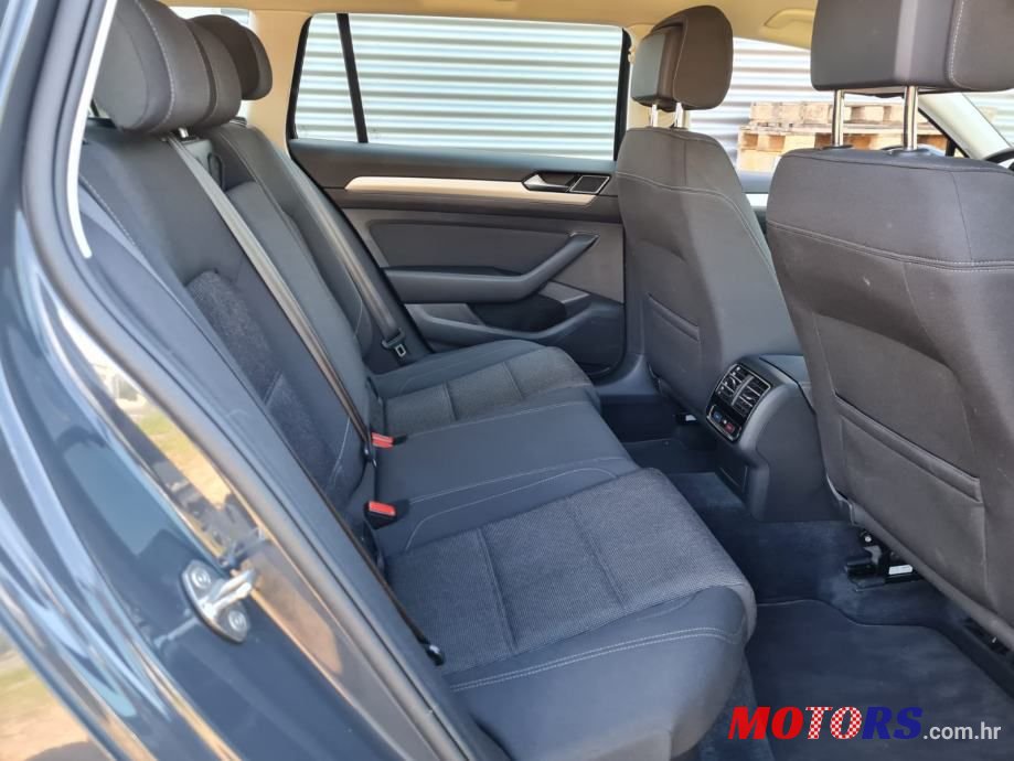 2018' Volkswagen Passat Variant photo #6