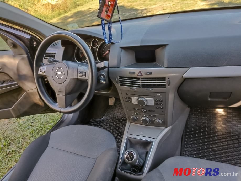 2006' Opel Astra Karavan photo #3