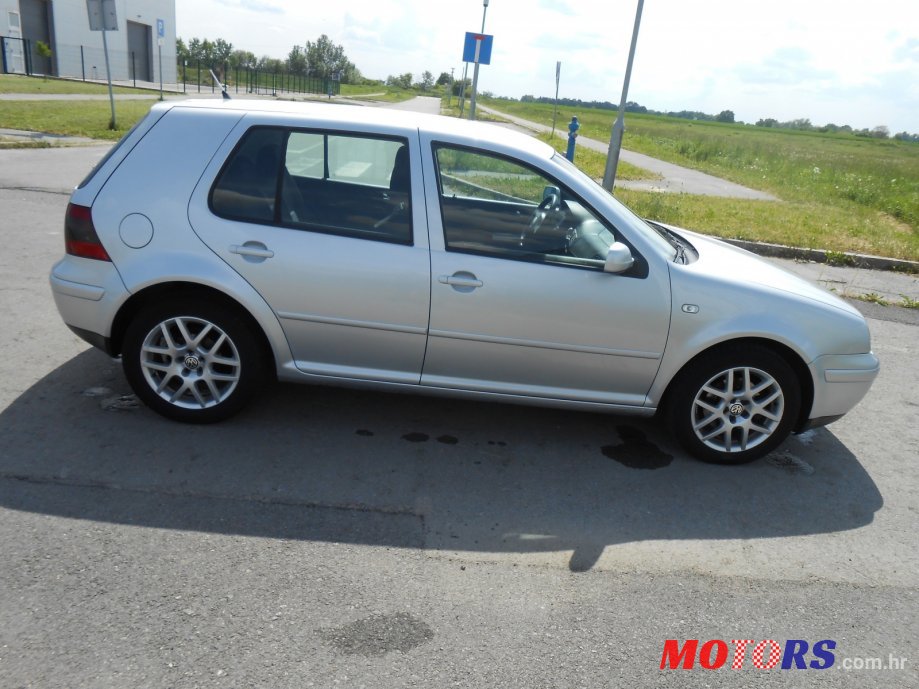 2003' Volkswagen Golf photo #1
