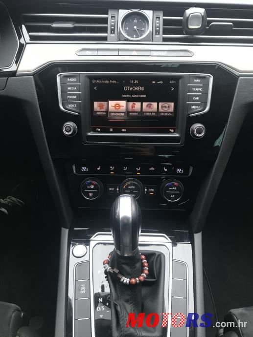 2015' Volkswagen Passat photo #2