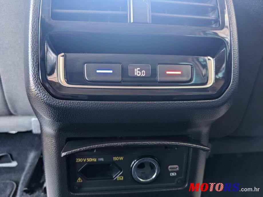 2020' Volkswagen Passat Variant photo #2