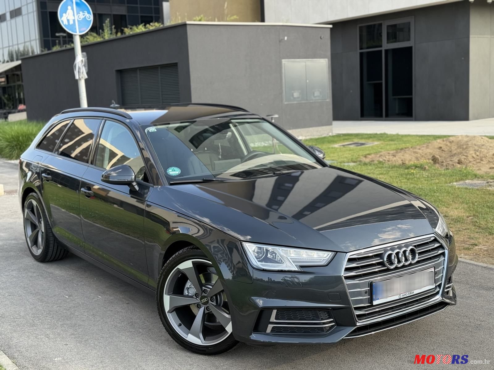 2017' Audi A4 Avant photo #2