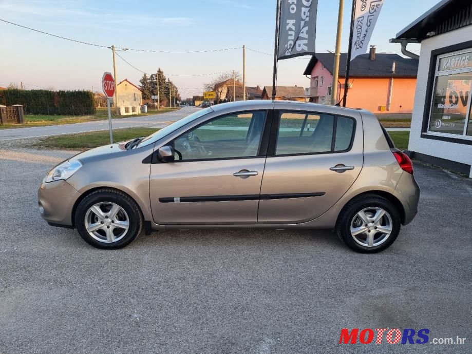 2011' Renault Clio photo #4