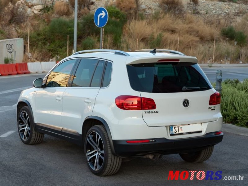 2015' Volkswagen Tiguan photo #2