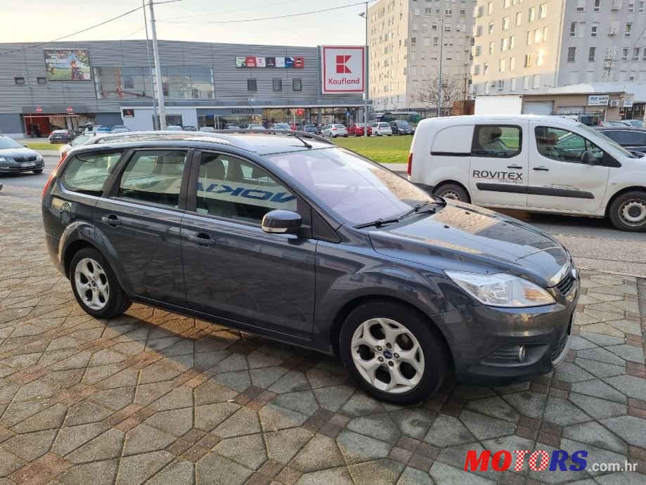 2010' Ford Focus Karavan photo #3