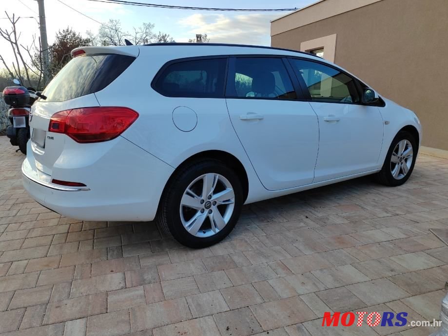 2014' Opel Astra Karavan photo #5