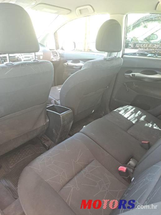 2009' Toyota Auris photo #4