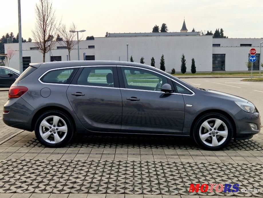 2011' Opel Astra Karavan photo #5