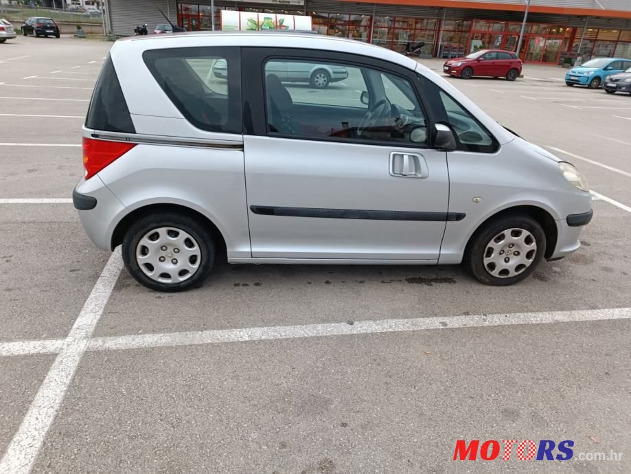 2005' Renault Laguna 1.4 photo #1