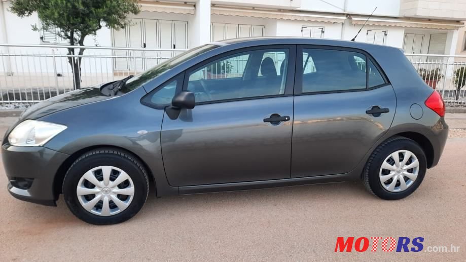 2009' Toyota Auris photo #3
