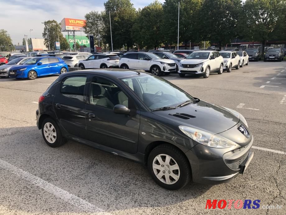 2011' Alfa Romeo 33 1,4 E photo #5