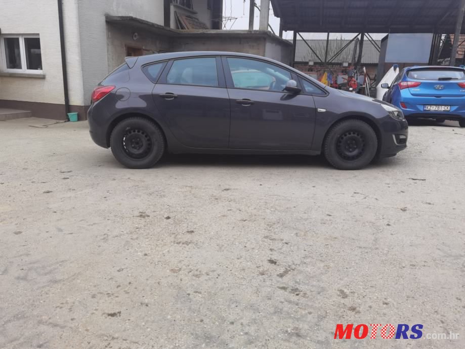 2013' Opel Astra photo #1