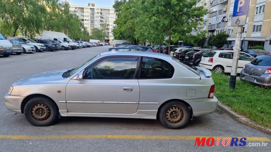 2000' Hyundai Accent photo #4