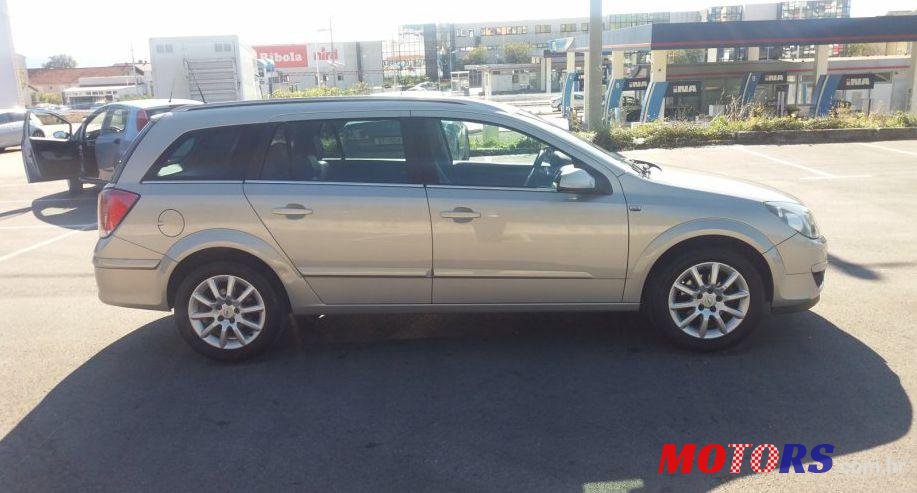 2005' Opel Astra Karavan photo #2