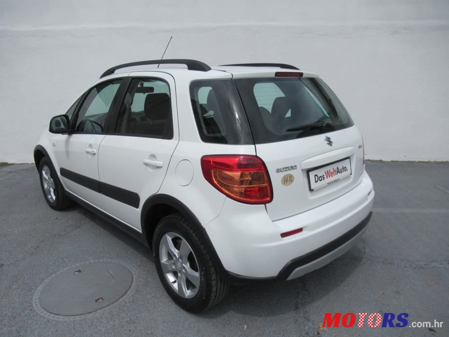 2011' Suzuki SX4 photo #5