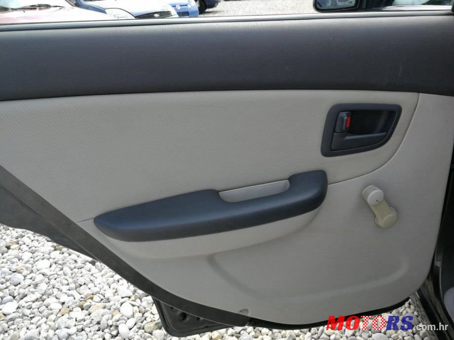2005' Kia Cerato 1,5 Crdi Lx photo #4