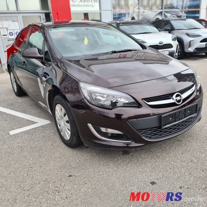 2013' Opel Astra photo #2