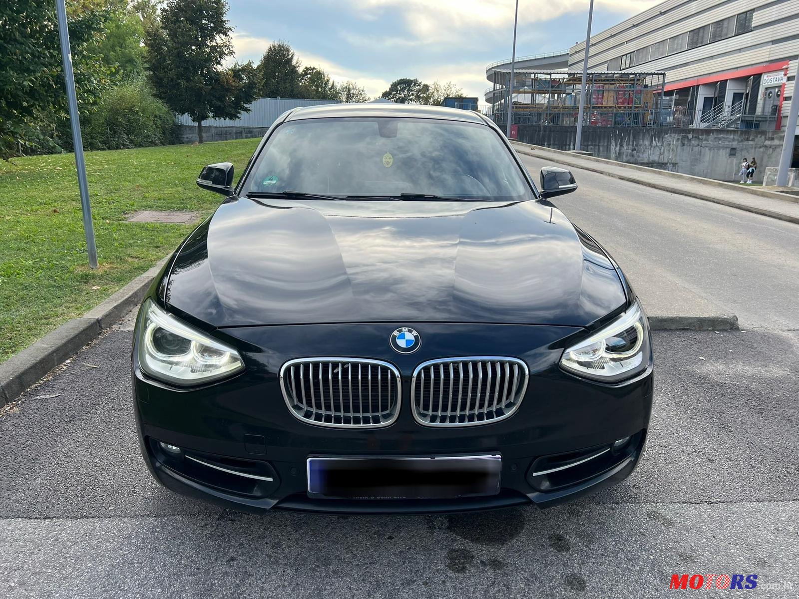 2012' BMW 1 Series 5 Door photo #1