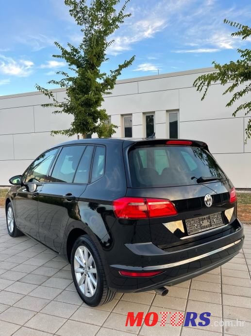 2015' Volkswagen Golf photo #5