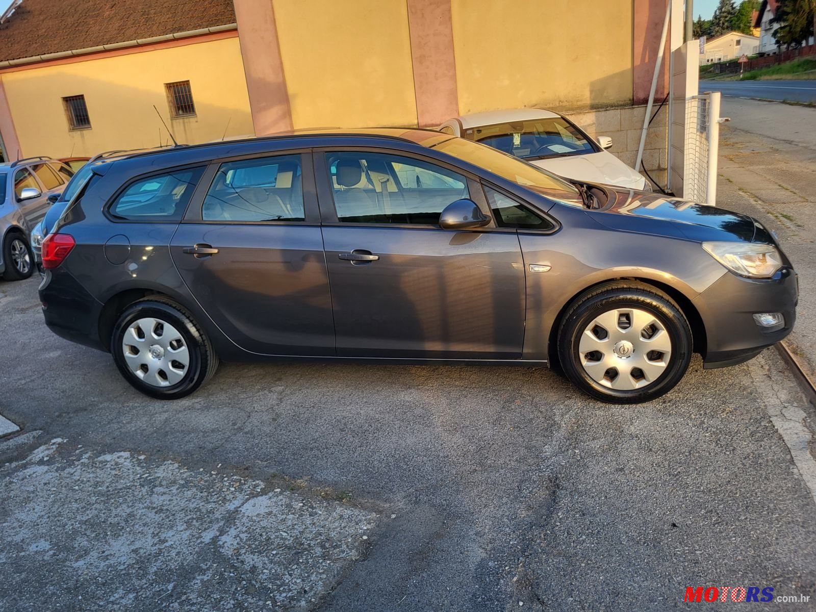 2011' Opel Astra Karavan photo #6