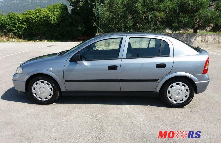 2005' Opel Astra photo #1