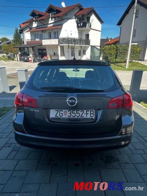 2013' Opel Astra Karavan photo #6