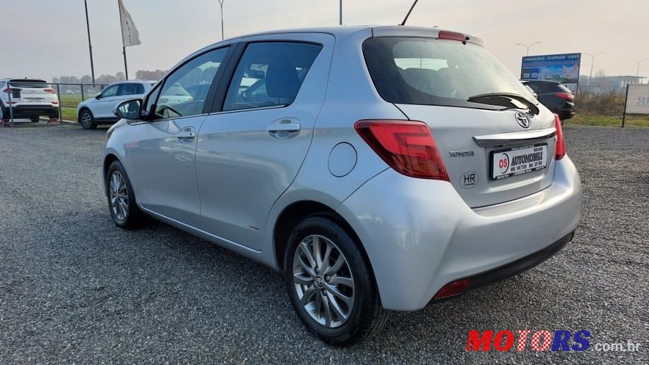 2017' Toyota Yaris photo #5