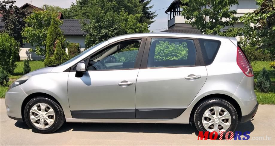 2009' Renault Scenic photo #1