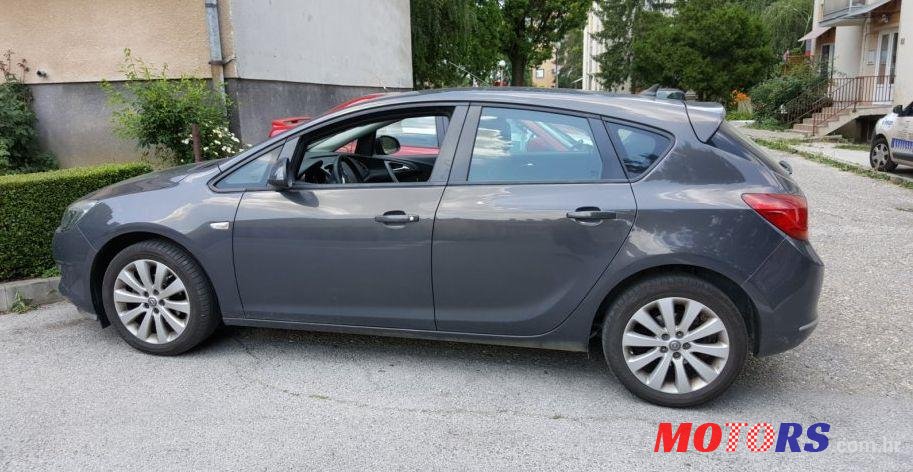 2014' Opel Astra photo #2