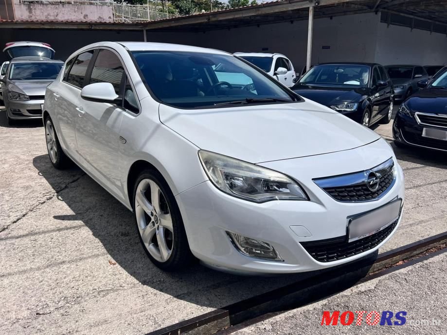 2011' Opel Astra photo #2