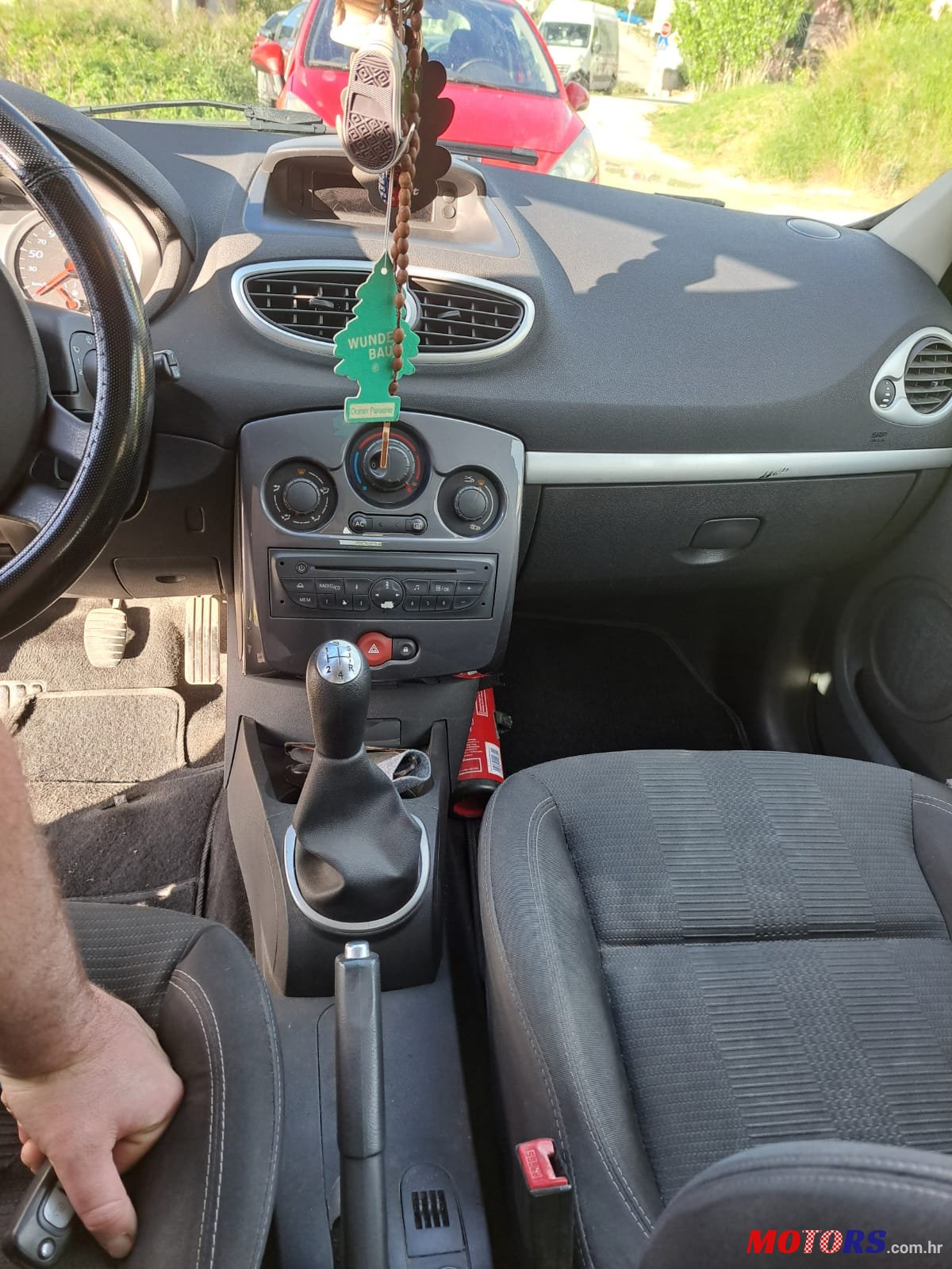 2012' Renault Clio photo #2